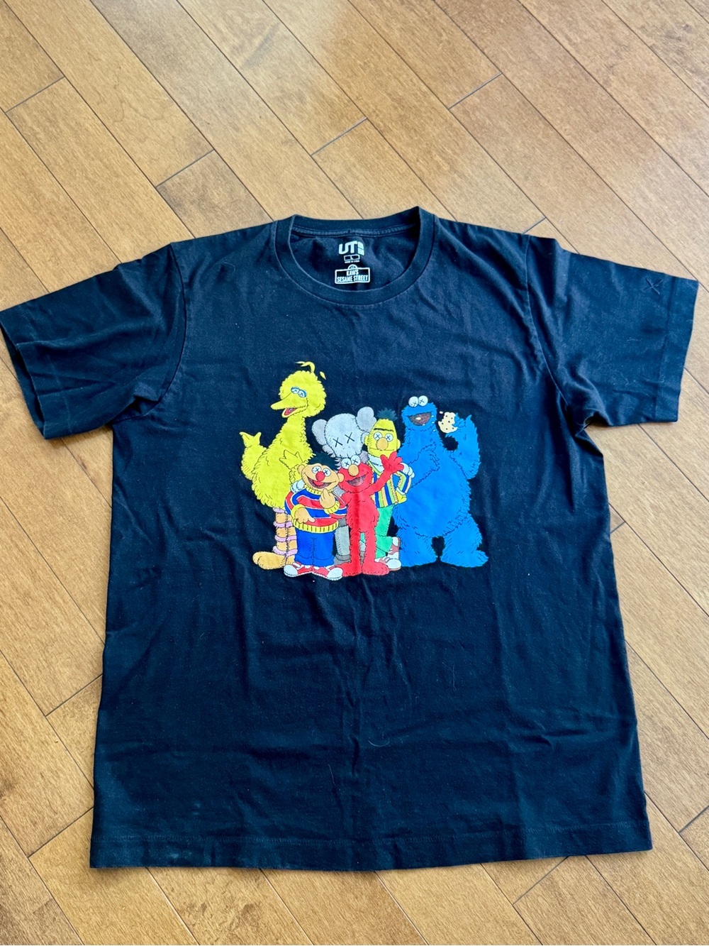 Uniqlo Kaws Sesame Street Shirt Graphic Tee - Men's Large